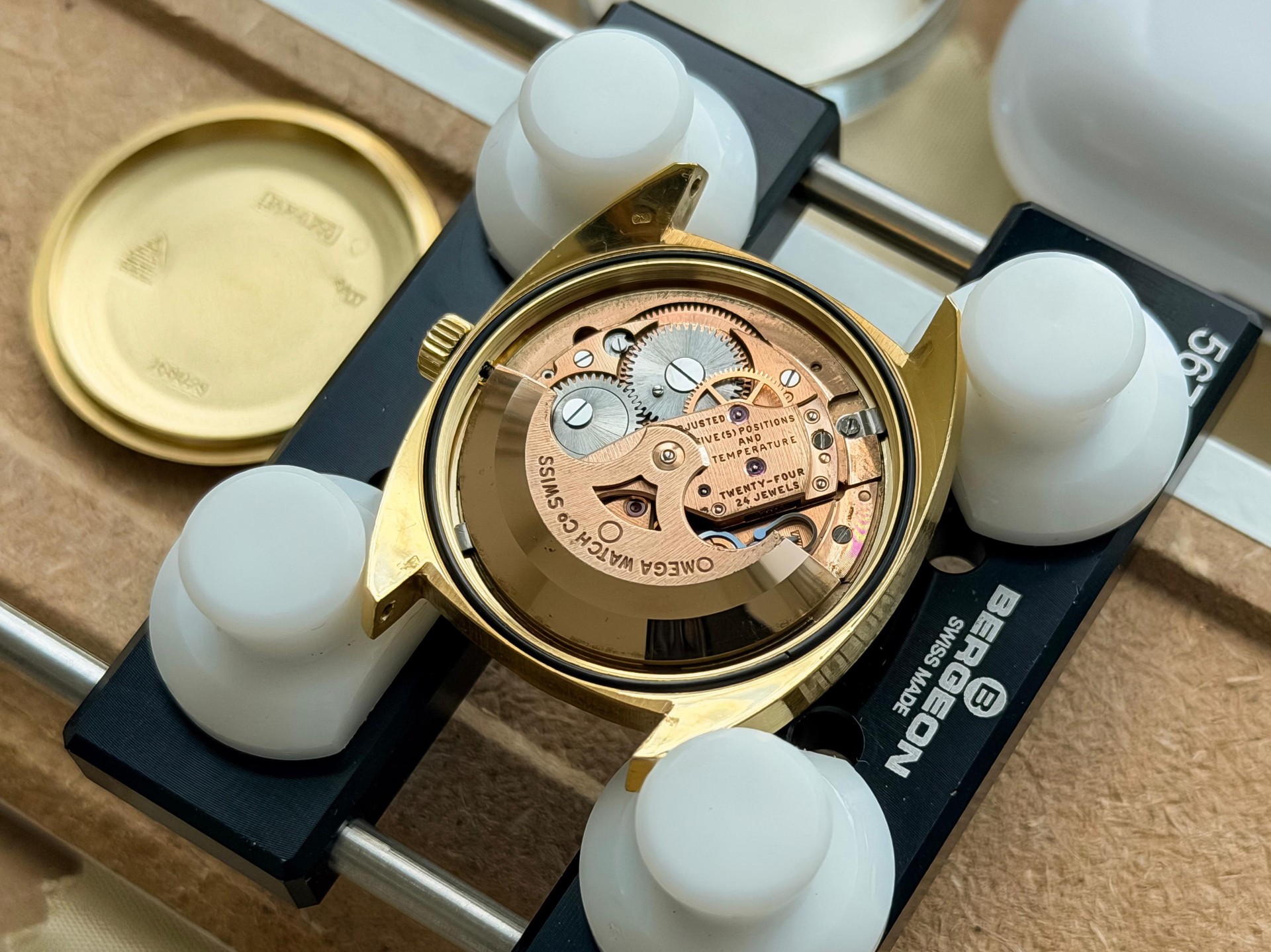 Omega Constellation C-shape 18k solid gold day-date 1968