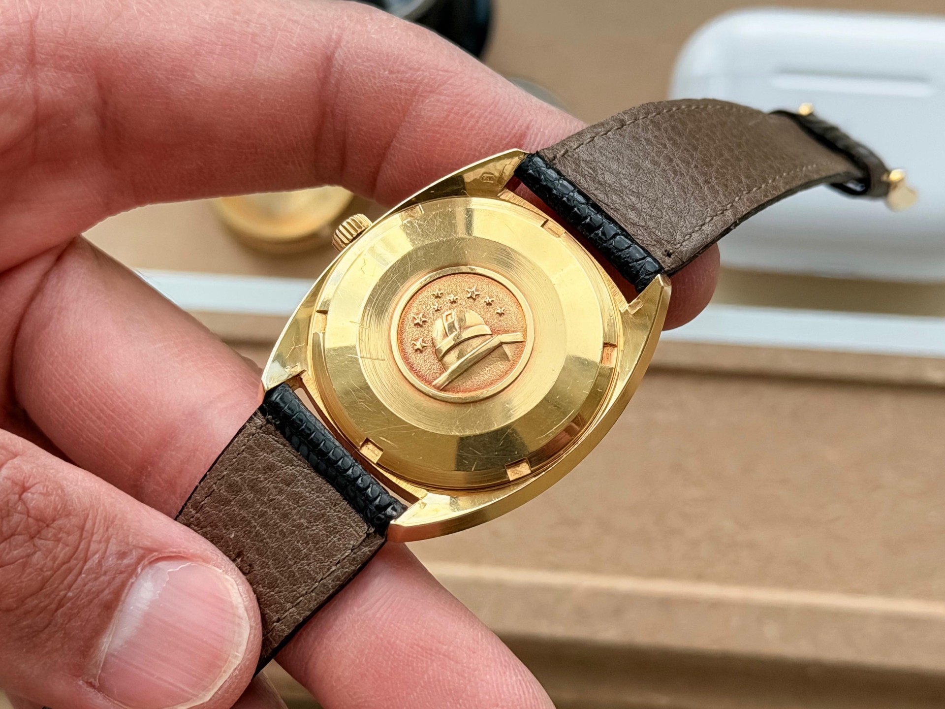 Omega Constellation C-shape 18k solid gold day-date 1968